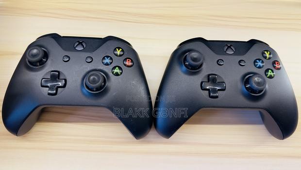 Xbox One S Controllers · Photo 2