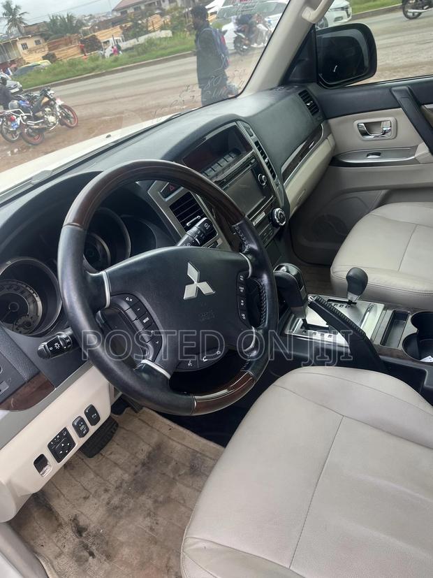 Mitsubishi Pajero V80 3.8 V6 GLS 2019 Silver · Photo 2