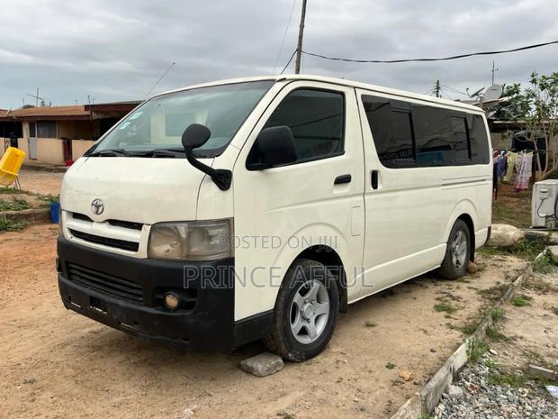 Toyota HiAce 2010 White · Photo 2