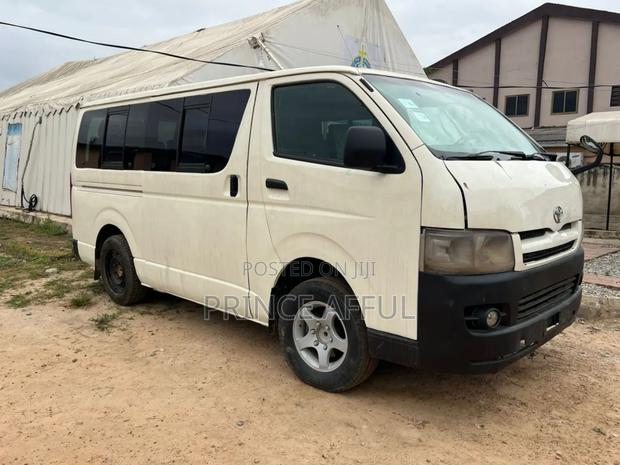 Toyota HiAce 2010 White · Photo 3