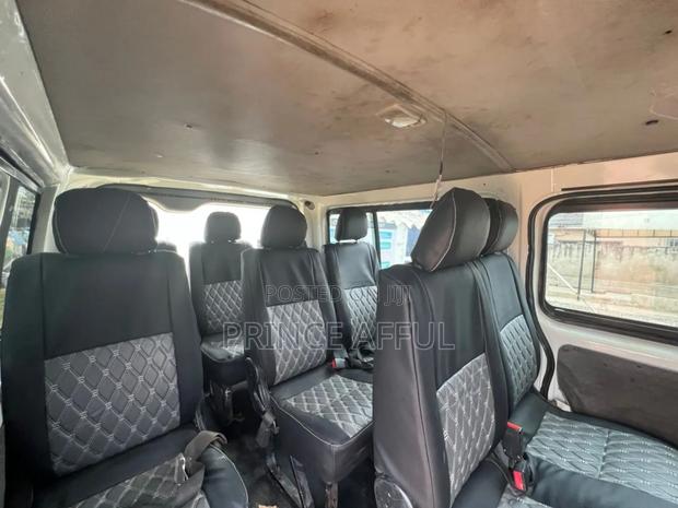 Toyota HiAce 2010 White · Photo 4