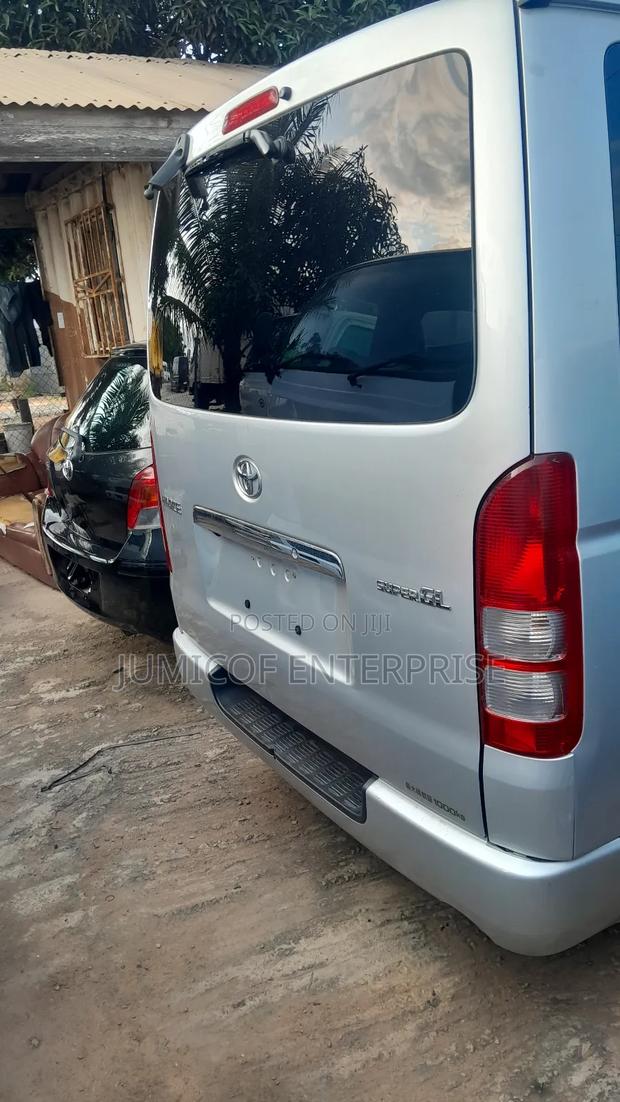 Toyota HiAce 2010 Silver