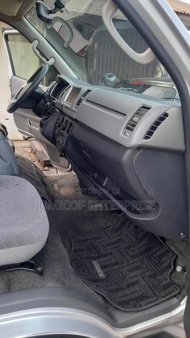 Toyota HiAce 2010 Silver