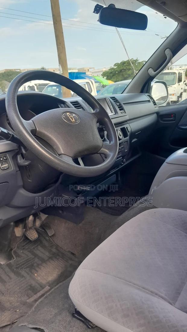 Toyota HiAce 2010 Silver