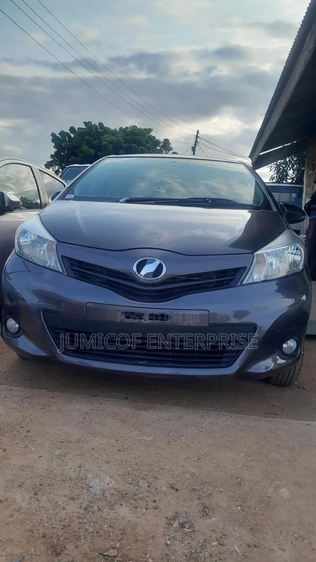 Toyota Vitz 1.3 FWD 5dr 2013 Gray