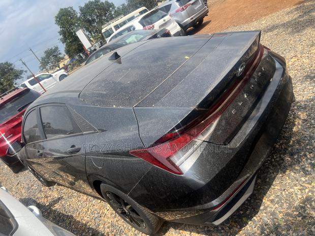 Hyundai Elantra Limited 2021 Black photo 2