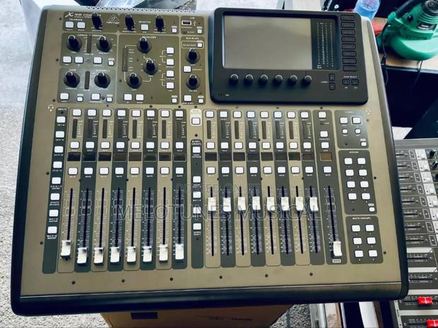 Behringer X32 Compact 40-Channel Digital Mixer. · Photo 4