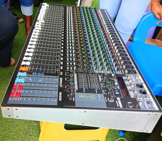 Yamaha SMX 2400 Professional Mixing Console · Photo 3