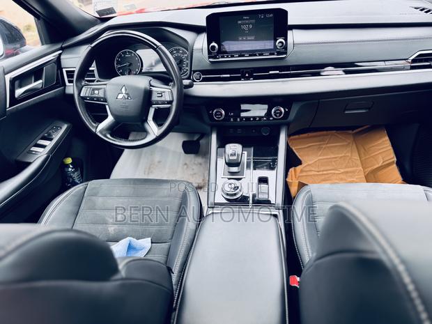 Mitsubishi Outlander SEL Launch Edition 2022 Red