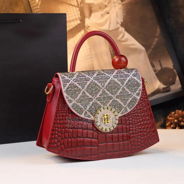 **Classy Top-Handle Handbag – Not Too Big, Not Too Small · Photo 4