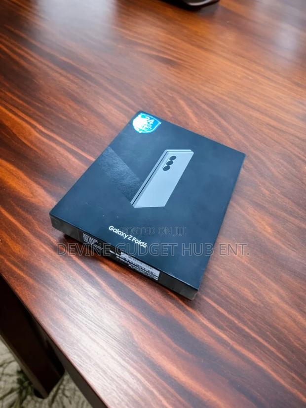 New Samsung Galaxy Z Fold6 256 GB Gold photo 2