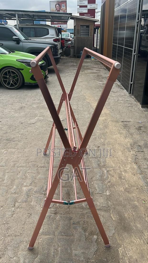 Hanger/Clothes Dryer · Photo 2