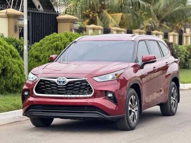 Toyota Highlander XLE 2022 Red