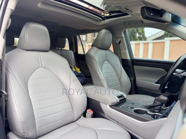 Toyota Highlander XLE 2022 Red photo 5