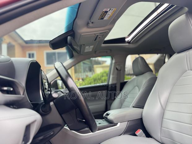 Toyota Highlander XLE 2022 Red photo 8