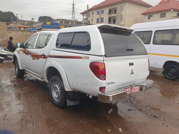 Mitsubishi L200 Double Cab 2.5 180hp 4WD 2013 White photo 2