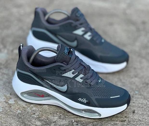 Nike Air Runner Trainers Gray White · Photo 3