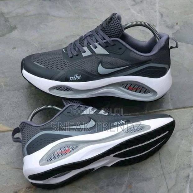 Nike Air Runner Trainers Gray White · Photo 4