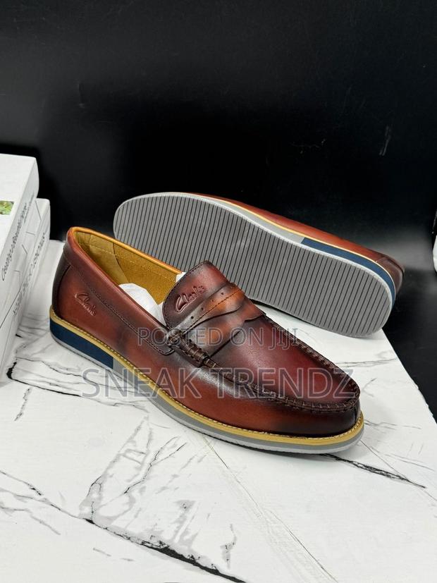 Original Clarks Shoe Brown N Black · Photo 3