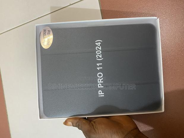 iPad Pro 11 (2024) Case/Cover With Pen Space photo 3