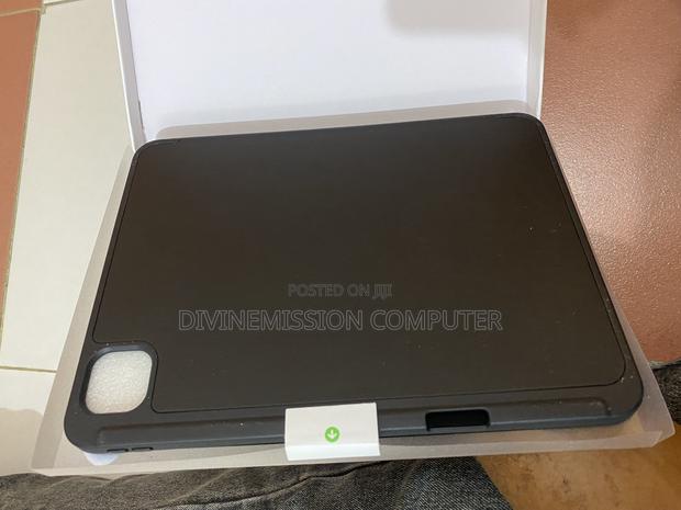 iPad Pro 11 (2024) Case/Cover With Pen Space photo 2
