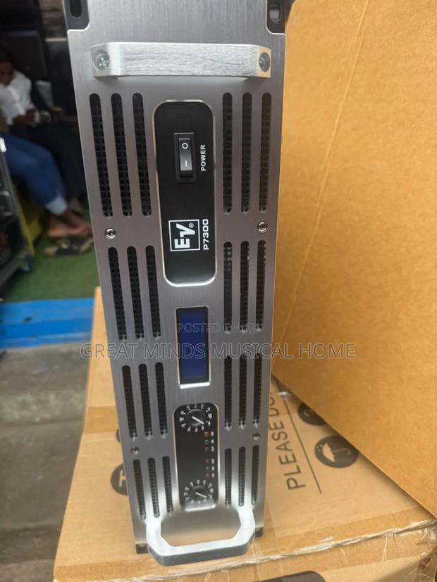 Ev P7300 Power Amplifier · Photo 3