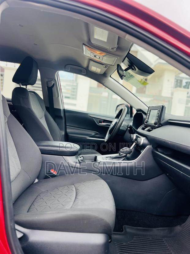 Toyota RAV4 XLE 2021 Red