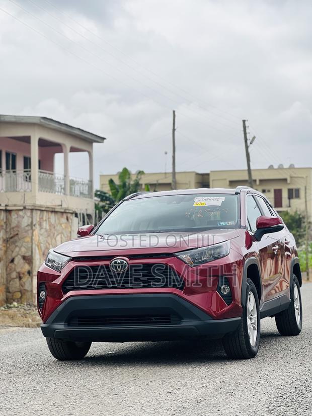 Toyota RAV4 XLE 2021 Red