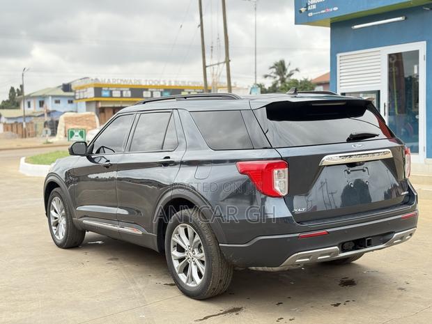 Ford Explorer XLT 2022 Gray