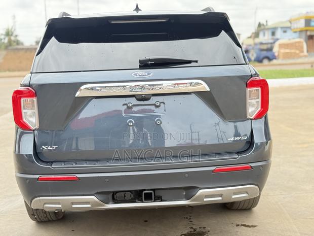 Ford Explorer XLT 2022 Gray