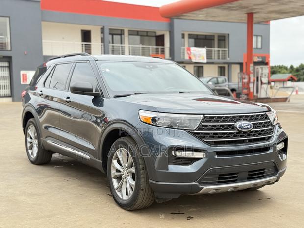Ford Explorer XLT 2022 Gray