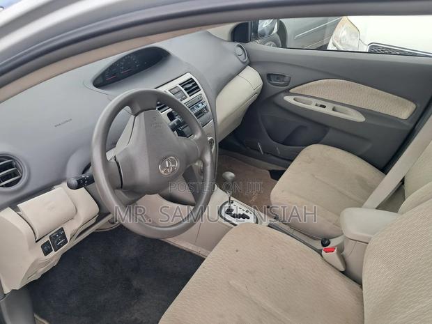 Toyota Belta 2010 Silver