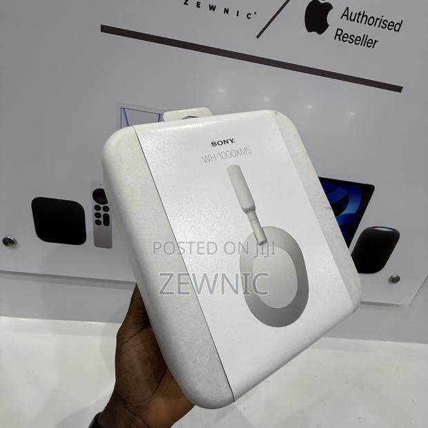 Sony - Wh1000xm5- Best Wireless Noise Canceling Headphones - Silver · Photo 4