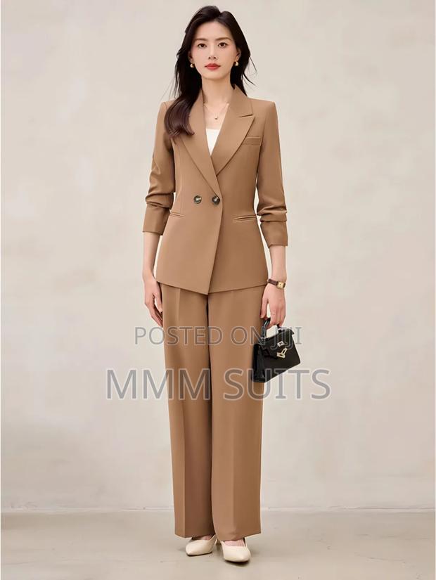 2-Piece Ladies Double-Breasted Suit in Brown Colour · Photo 3