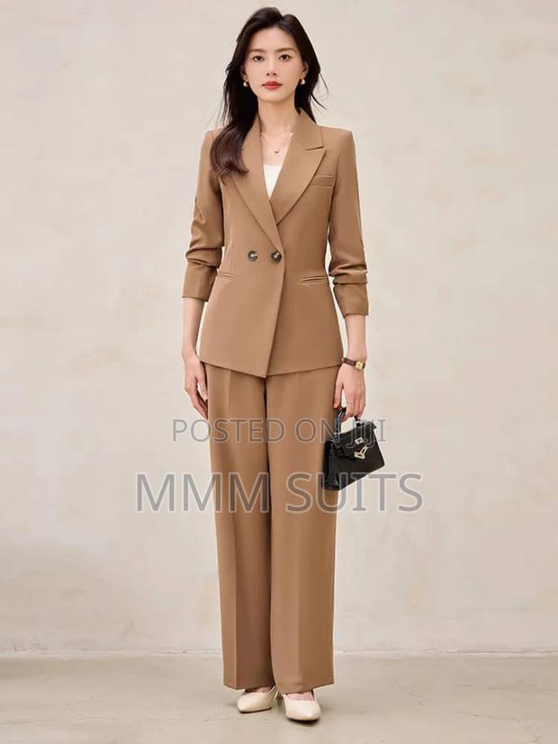2-Piece Ladies Double-Breasted Suit in Brown Colour · Photo 4