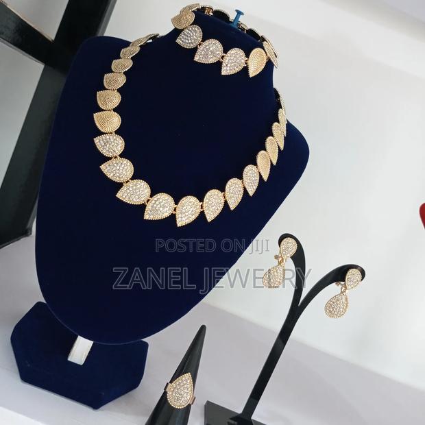 Elegant Jewelry Set · Photo 3