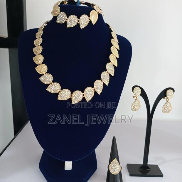 Elegant Jewelry Set · Photo 4