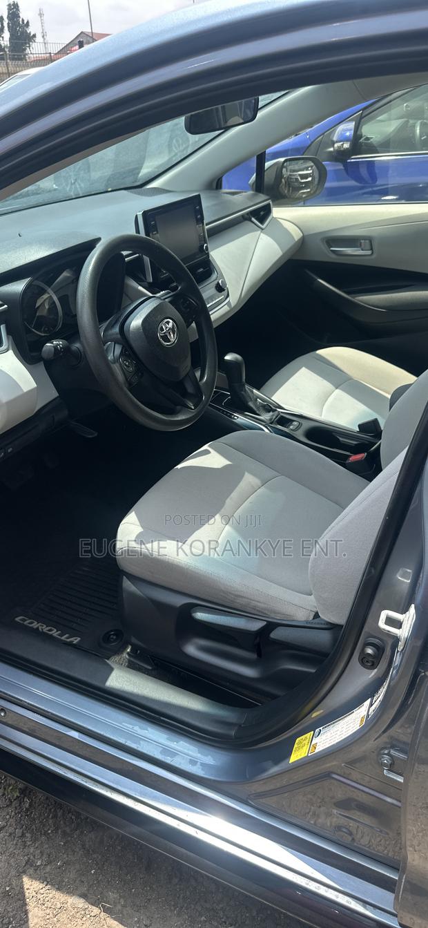 Toyota Corolla LE 2021 Blue · Photo 4