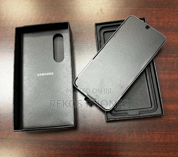 New Samsung Galaxy S24 128 GB Black photo 3