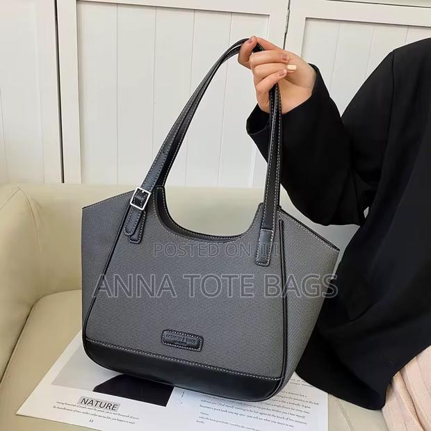 Classic Handbag photo 4