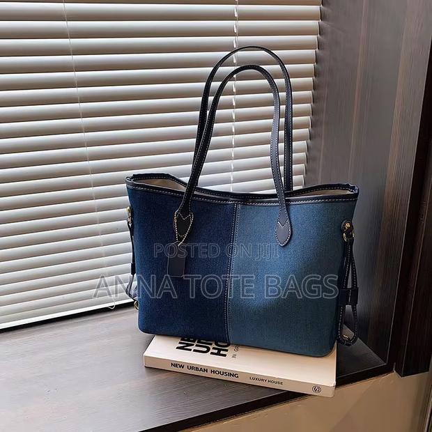 Classic Tote Handbag photo 3