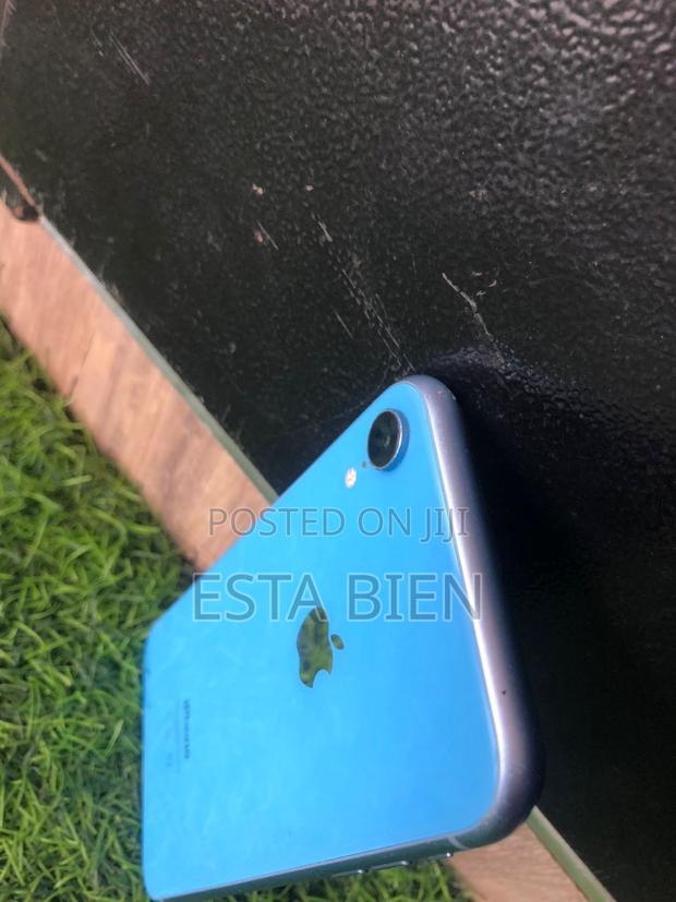 Apple iPhone XR 128 GB Blue photo 6
