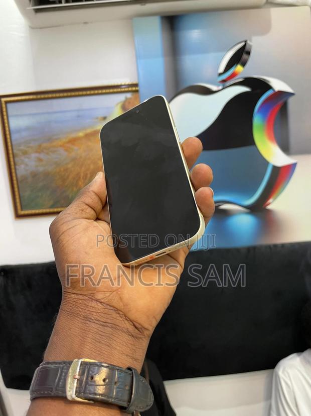 Apple iPhone 15 128 GB Yellow · Photo 3