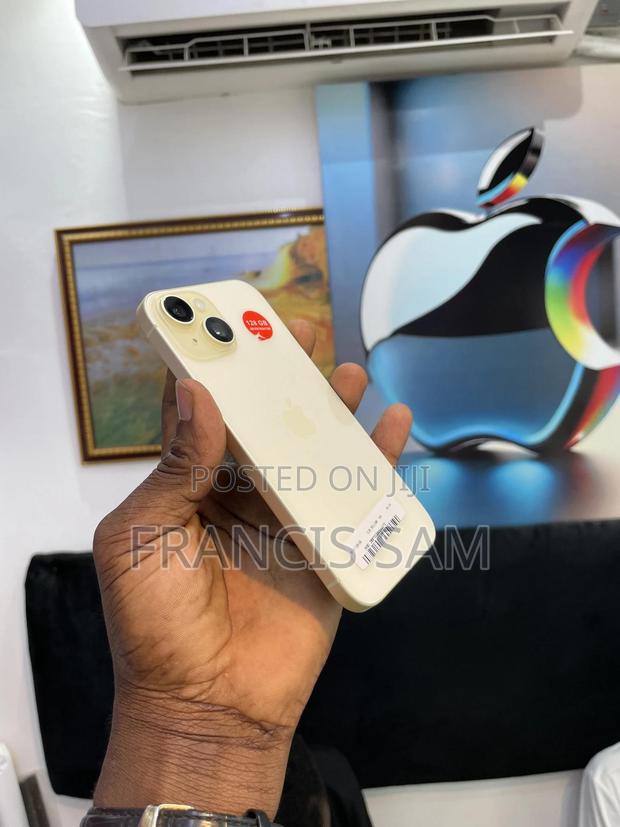 Apple iPhone 15 128 GB Yellow · Photo 2
