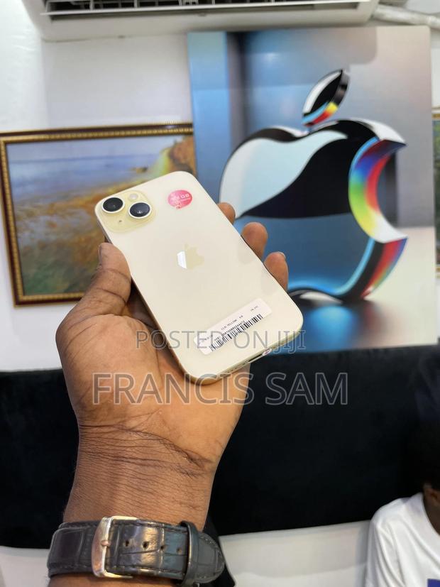 Apple iPhone 15 128 GB Yellow · Photo 4
