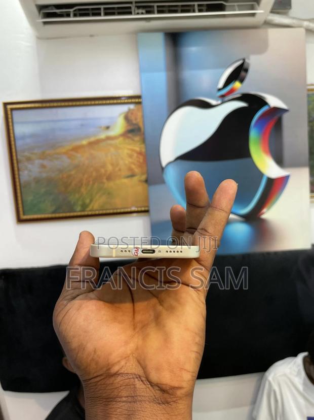 Apple iPhone 15 128 GB Yellow · Photo 1