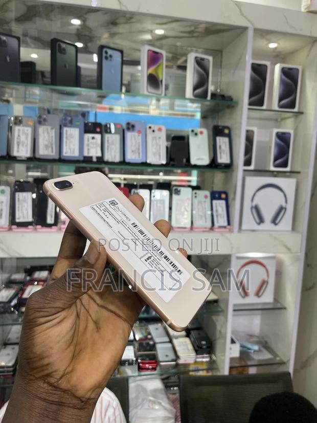 Apple iPhone 8 Plus 64 GB Gold · Photo 1