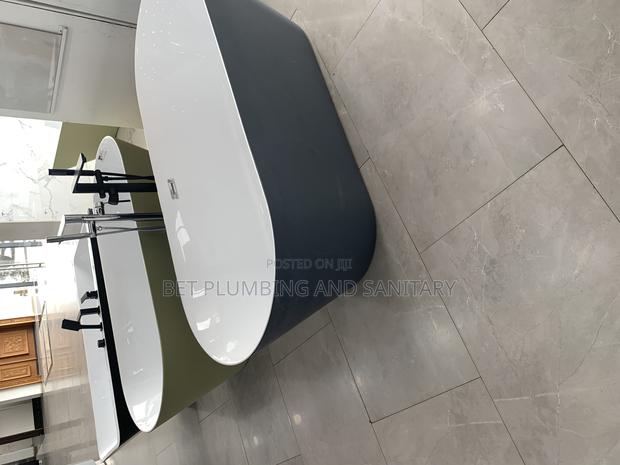 Jacuzzi Bathtub With Tap Complete_bathtub · Photo 3