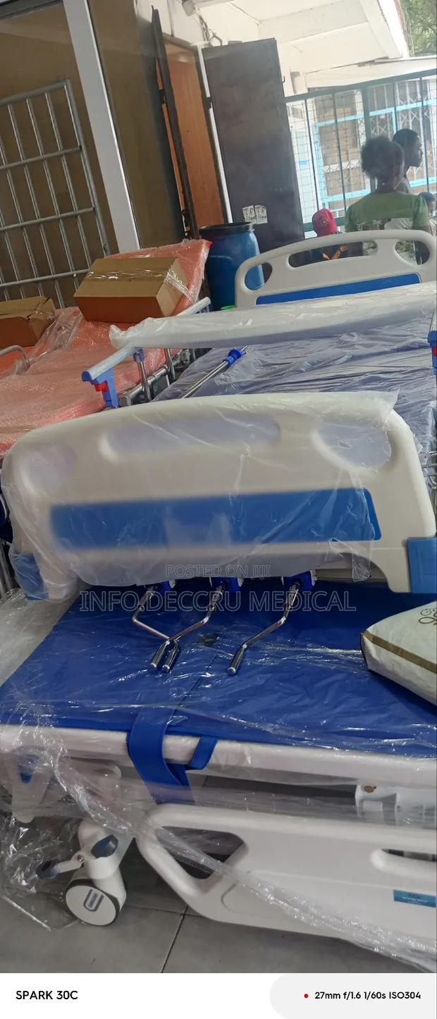 Hospital Bed 3cranks (Head, Middle and Leg Adjustable) · Photo 3