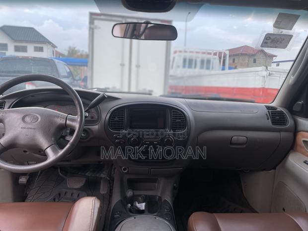 Toyota Sequoia SR5 4dr SUV 4WD (4.7L 8cyl 4A) 2002 Gray